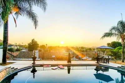 Image de Gorgeous Poolhouse with Stunning Views