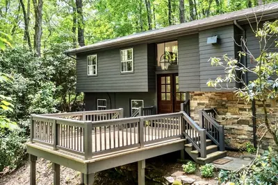 Image de Walk to Town & Relax in this Fresh Updated Highlands Remodeled Cabin