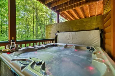 Image de Smoky Mountain Log Cabin · Hot Tub · Fire Pit ·2 kings · Game Room