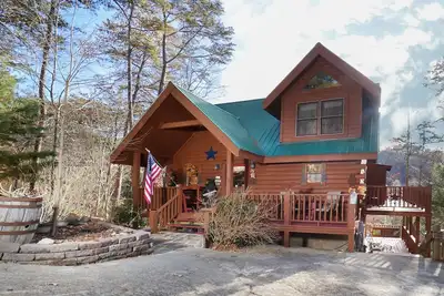 Image de Private Cabin, Beautiful Mtn Views, Firepit, Pool, Putt Putt, Fishing, Tennis