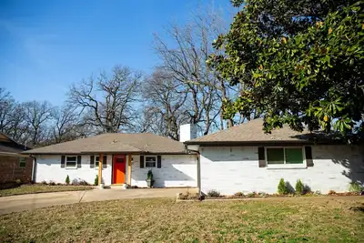 Image de House on the lake with a large sandy beach just steps from the back door.