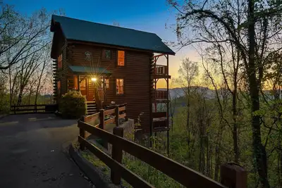 Image de Ultimate Mountain Retreat: Secluded Cabin + Stunning Views + Hot Tub + Game Room