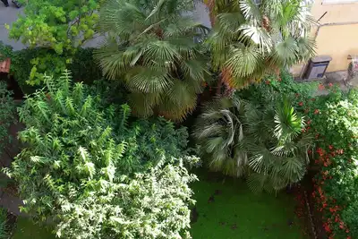 Image de Top floor, very bright, good view and convenient location. With elevator.