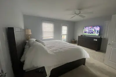 Image de Beautiful south end townhouse w 4 decks, water views & a short walk to beach!