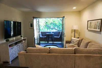 Image de Book Now! Great Location 2Bd 2Ba, Pool View, Greenbelt, Walk the Silverado Path