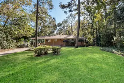 Image de Mid century home with cool vibe near Fsu, Famu and Florida's State Capitol