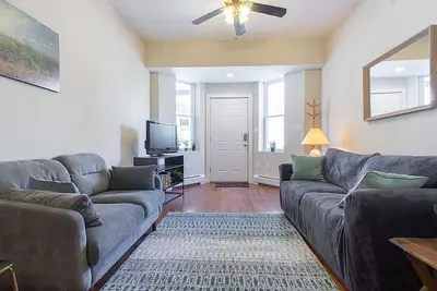 Image de 20 Min to Nyc | Walk Everywhere | Cozy 2-Br | Laundry | Paid Parking