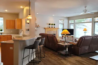 Location Location! ! Golfers Paradise & ski in/out on the 18th green Cedar River