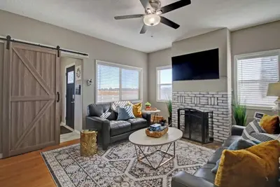 Image de Convenient location Modern Farmhouse