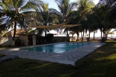 Image de Is a Ocean front family House, with coconut, pool, green garden