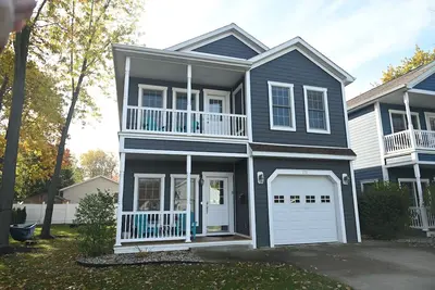 Image de New: a relaxing getaway with hot tub, fire pit, yard. Near beach and Kids Corner