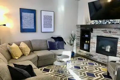 Image de Chic mountain escape minutes to slopes, main street. Hot tub & attached garage.