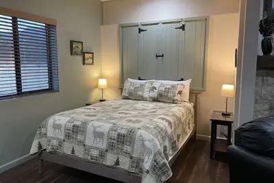 Image de Enjoy one of our remodeled one bedroom cabins with Jacuzzi tub.
