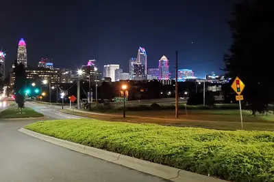 Image de Suite 6, Sleep 4, Walk to Attractions in Uptown