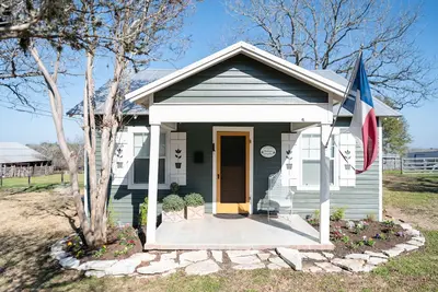 Image de Bluebonnet Bungalow near Roundtop<br>1940s farmhouse with 2022 comfort