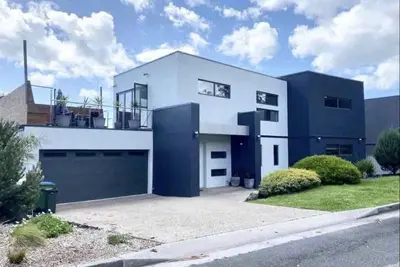 Image de Contemporary 4-Bedroom Beach House with Pool Table and more!