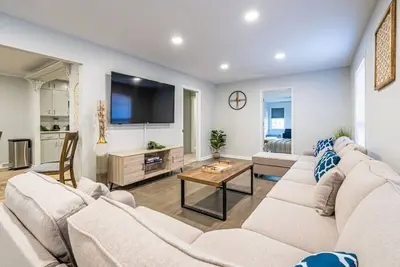 Image de 804 Vestavia · ⫷Urban Retreat⫸ Dual Master / Fiber Wifi Home