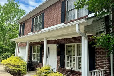 Image de 3br 3. 5ba! Walk. 03 miles to campus & The Square! Great Location!