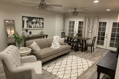 Image de Adorable Brand New remodeled Tustin Cottage. Close to the 55/405/22 and 91 fwy.