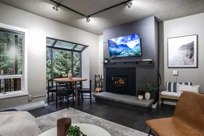 Modern & Fresh Mountain Condo - Clubhouse w/Indoor Pool, Spa, Sauna, Gym, Game Room & Sports Courts