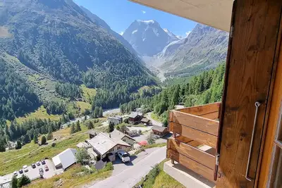 Image de Face aux montagnes