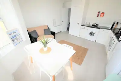 Image de 4 Daimler Beach Apartment - Town Centre