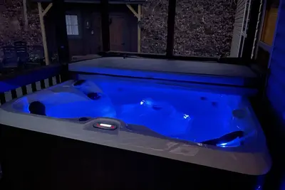 Image de 7 Miles to Dollywood * Hot Tub*Modern Retreat