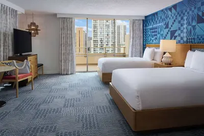 Image de 7-minute Stroll to Waikiki Beach! 3 Convenient Units for 12, Waikiki View