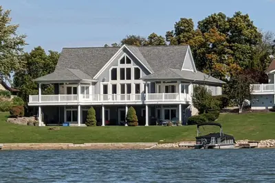 Image de 4000 Sq Ft, Sandy Beach, Canoes, Kayaks, Pontoon And Jetski Avail, A+ Reviews