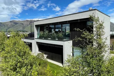 Image de Luxurious Lake and Alpine Views