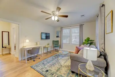 Image de ✹ The Blue Belle ✹ Near Ft. Jackson | Pet Friendly