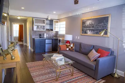 Image de Beautiful Mid-Century Modern Home in Wooten Park