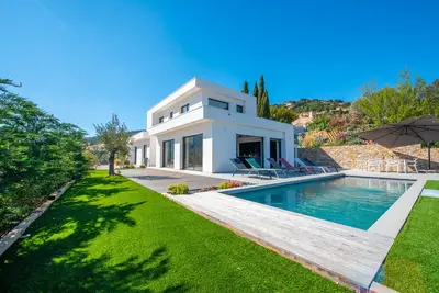 Image de Villa contemporaine avec piscine vue mer pour 10 personnes