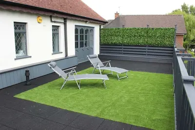 Image de Spacious 6 bedroom home with outdoor dining area
