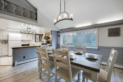 Image de Killington Mountain Home! HotTub & 5 min to Skiing! by RedAwning