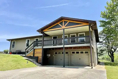 Image de Wearadise Mountain Views Home features Hot Tub and Fire Pit by RedAwning