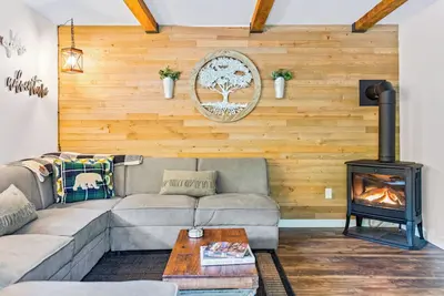 Image de Newly Renovated Cottage, Hot Tub, Fire place, 5min to Killington Ski Gondola