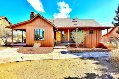 Image de Cabin at Brasada Ranch Resort/ 2 Master Bd/2. 5Ba w/golf course Views & Hot Tub