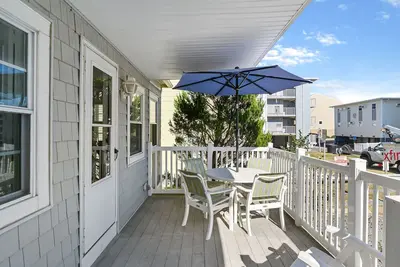 Image de Ocean block cottage nestled steps away from Oc shoreline Free Linens