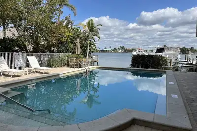 Image de Beautifully decorated villa steps away from Vanderbilt Beach on the Bay.