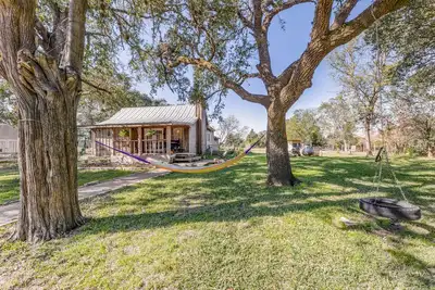 Image de Sleeps 10! Country Cabin w/ Playground, Hammock & Chickens