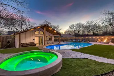 Image de Private Heated Pool & Spa, Pool House, Minutes from Downtown - by Pmi Austin Metro