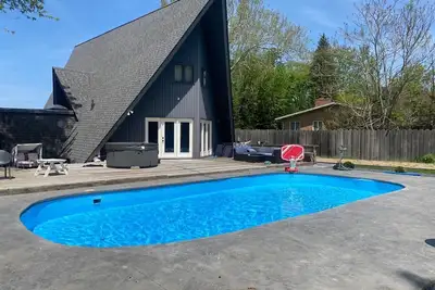 Image de Pool/Hot Tub/Family Friendly I Sleeps 14 I Paw Paw Lake