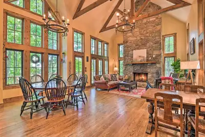 Image de Luxe Lodge Near Smoky Mountains: Views & Hot Tub!
