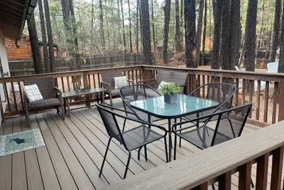 Image de Updated Cozy Cabin Nestled in the Tall Pines - Fully Fenced Yard