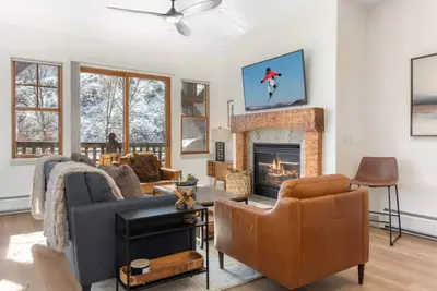Image de Modern & Bright Ski Retreat | Updated with Stylish Interiors, Amenities & Close to Mountain Access