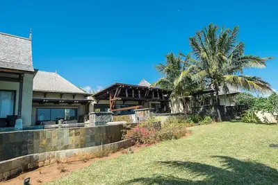 Image de Grande villa luxueuse avec piscine et vue mer