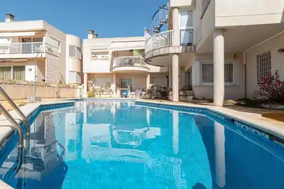 Image de Maison de vacances en bord de mer avec jardin, terrasse et piscine partagée