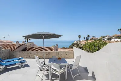 Image de Merveilleuse maison juste au-dessus de la mer, avec vue sur mer, jardin et Wi-Fi.