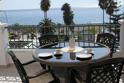 Image de Charmant appartement sur la plage avec vue sur mer, Wi-Fi, A/C, balcon et terrasse.